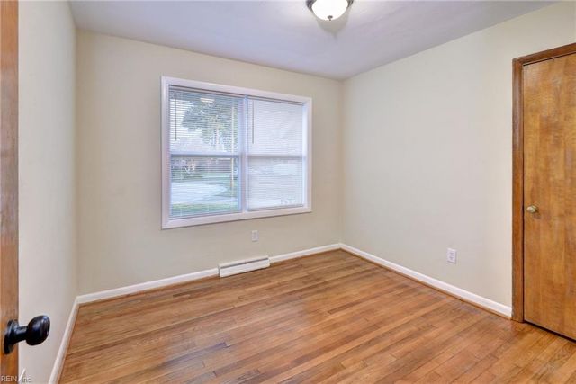 10 Whipple DR, Hampton, VA 23663