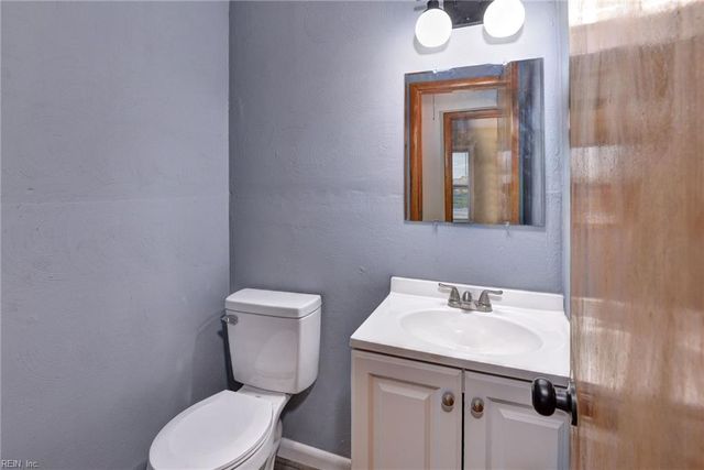 10 Whipple DR, Hampton, VA 23663