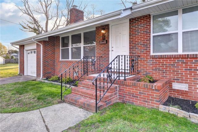 10 Whipple DR, Hampton, VA 23663