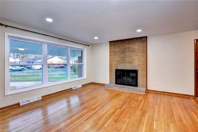 10 Whipple DR, Hampton, VA 23663