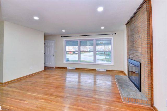 10 Whipple DR, Hampton, VA 23663