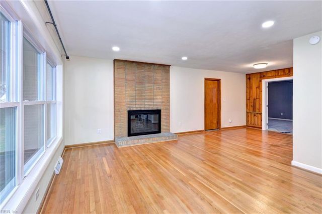 10 Whipple DR, Hampton, VA 23663