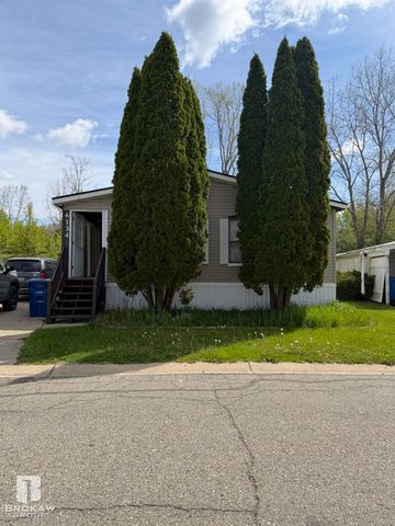 6134 E Bentwood Circle, White Lake, MI 48383