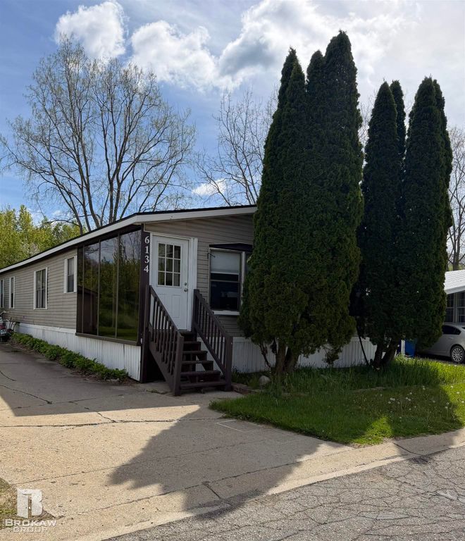 6134 E Bentwood Circle, White Lake, MI 48383