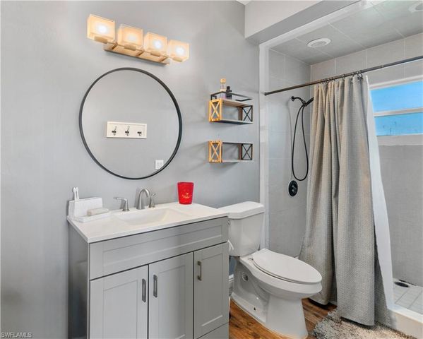 3300 Valencia DR, Naples, FL 34120