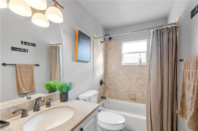 3300 Valencia DR, Naples, FL 34120