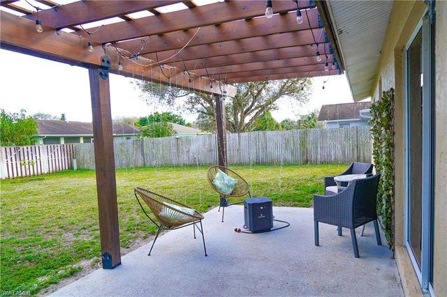 3300 Valencia DR, Naples, FL 34120