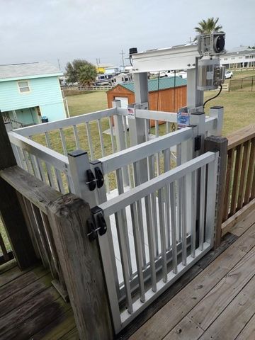 970 S Wommack Drive S, Crystal Beach, TX 77650