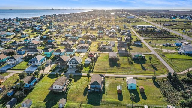 970 S Wommack Drive S, Crystal Beach, TX 77650