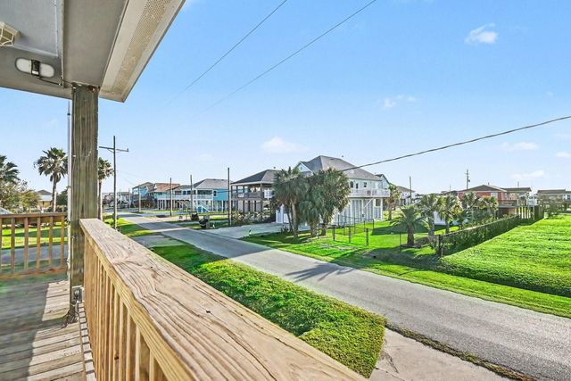 970 S Wommack Drive S, Crystal Beach, TX 77650
