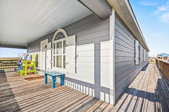 970 S Wommack Drive S, Crystal Beach, TX 77650