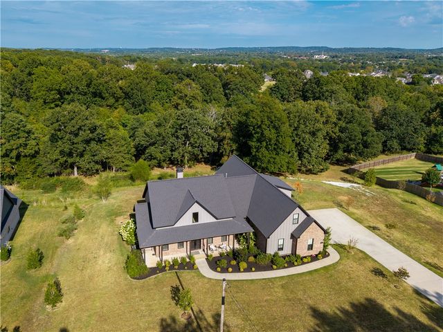 2758 N Adams Road, Fayetteville, AR 72704