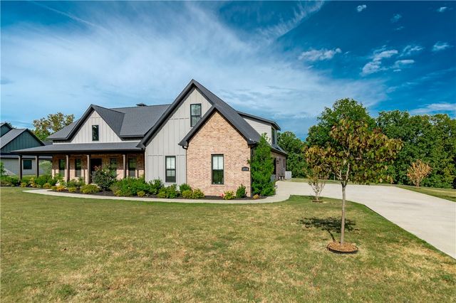2758 N Adams Road, Fayetteville, AR 72704