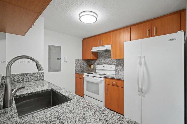 816 NW 11th St 402, Miami, FL 33136