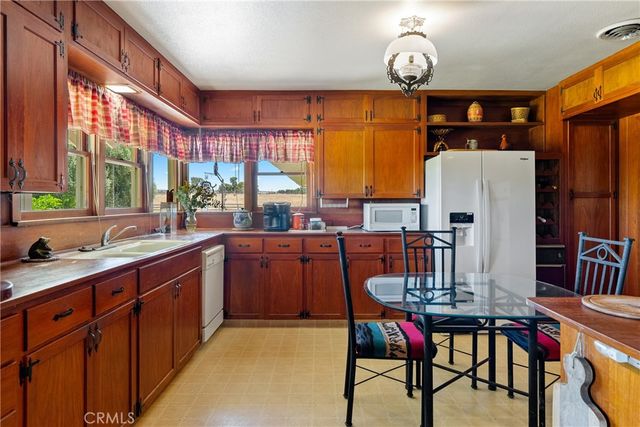 5275 Camp 8 Road, Paso Robles, CA 93446