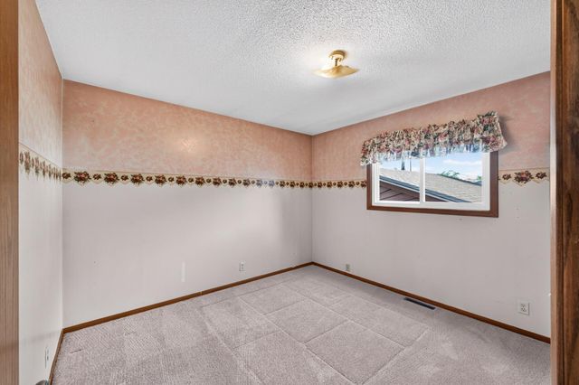 2715 10th Avenue E, North Saint Paul, MN 55109
