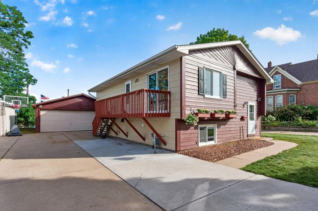 2715 10th Avenue E, North Saint Paul, MN 55109