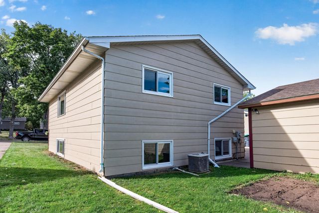 2715 10th Avenue E, North Saint Paul, MN 55109