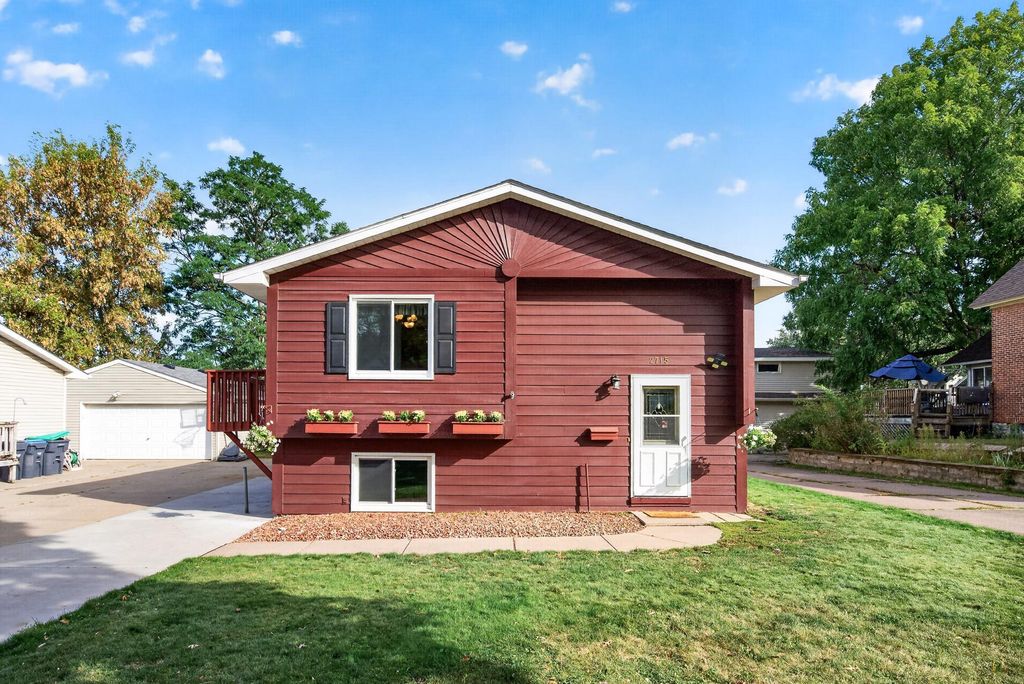 2715 10th Avenue E, North Saint Paul, MN 55109