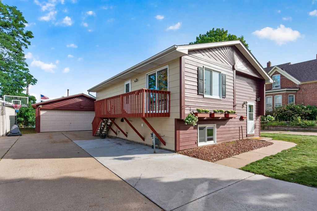 2715 10th Avenue E, North Saint Paul, MN 55109 — photo 2