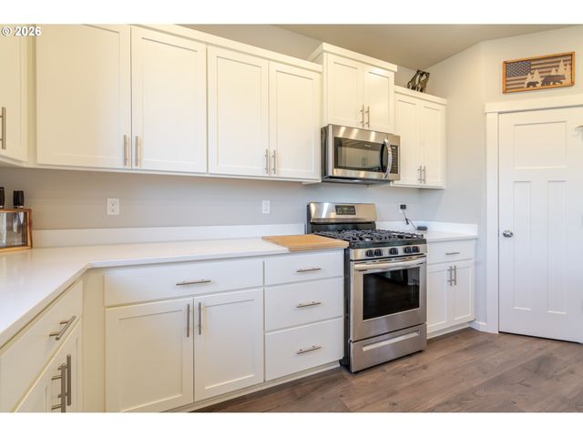 235 WALNUT St, Mt Angel, OR 97362