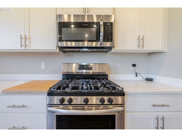 235 WALNUT St, Mt Angel, OR 97362