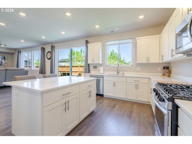 235 WALNUT St, Mt Angel, OR 97362