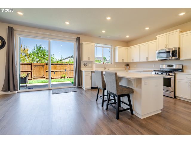 235 WALNUT St, Mt Angel, OR 97362