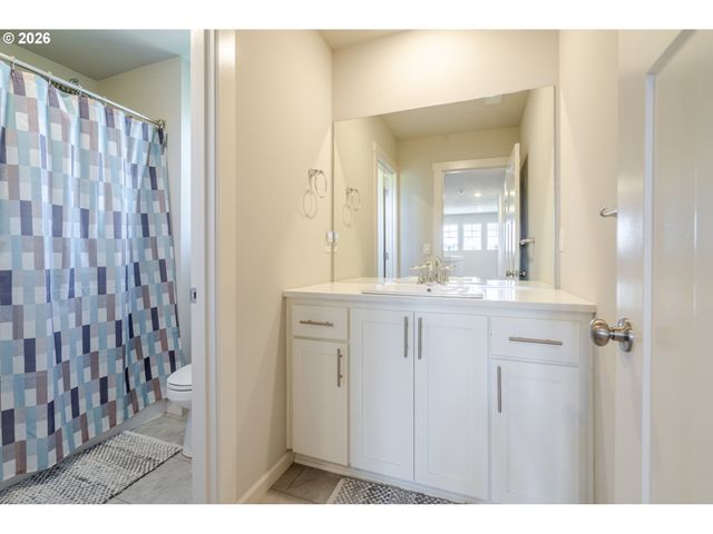 235 WALNUT St, Mt Angel, OR 97362