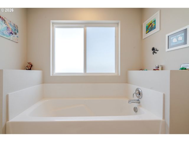 235 WALNUT St, Mt Angel, OR 97362