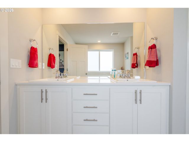 235 WALNUT St, Mt Angel, OR 97362