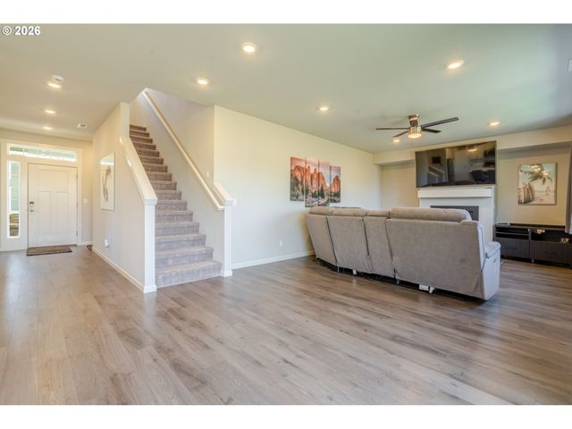 235 WALNUT St, Mt Angel, OR 97362