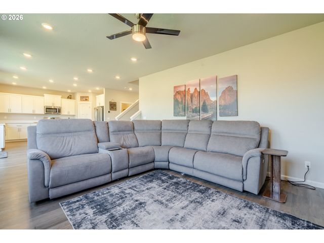 235 WALNUT St, Mt Angel, OR 97362