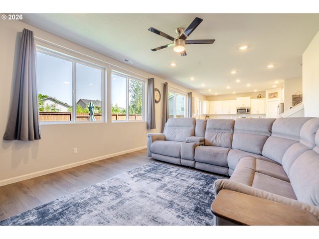235 WALNUT St, Mt Angel, OR 97362
