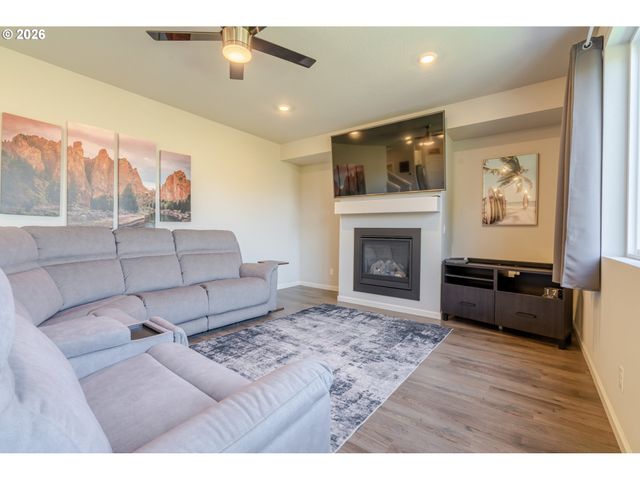 235 WALNUT St, Mt Angel, OR 97362