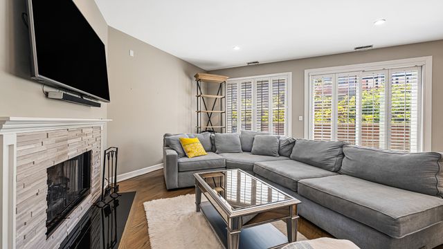 2733 N Lincoln Avenue A, Chicago, IL 60614