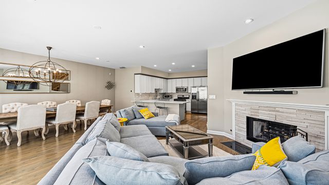 2733 N Lincoln Avenue A, Chicago, IL 60614
