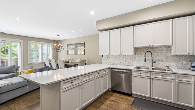 2733 N Lincoln Avenue A, Chicago, IL 60614