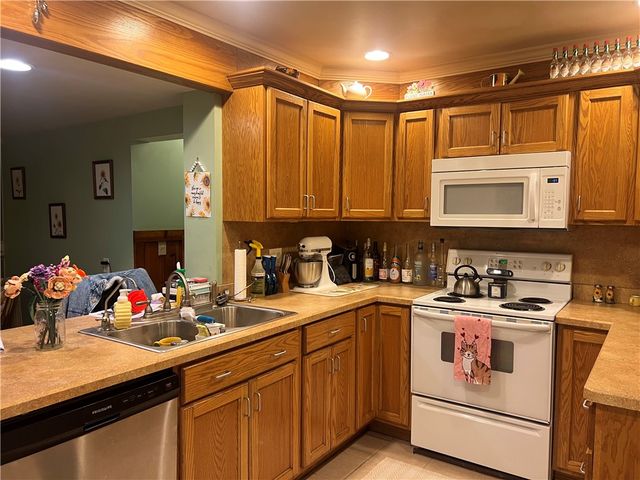 129 S Buhl Farm Dr, Hermitage, PA 16148