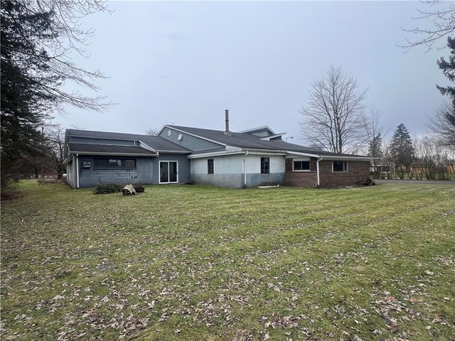 129 S Buhl Farm Dr, Hermitage, PA 16148