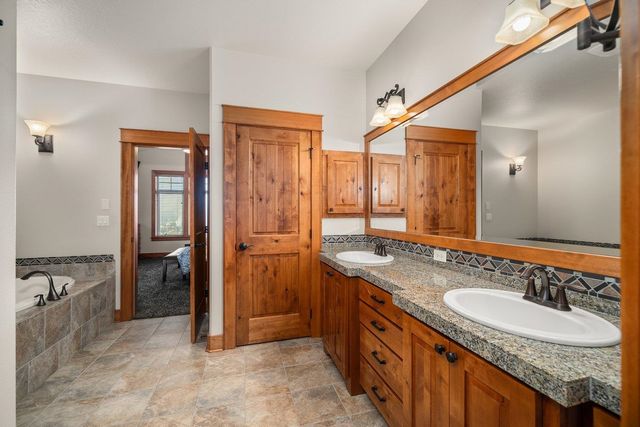8926 E Courtview Ln, Spokane, WA 99217