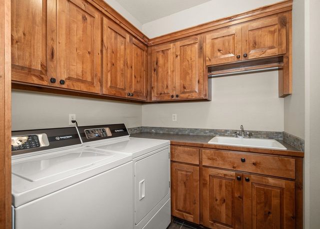 8926 E Courtview Ln, Spokane, WA 99217