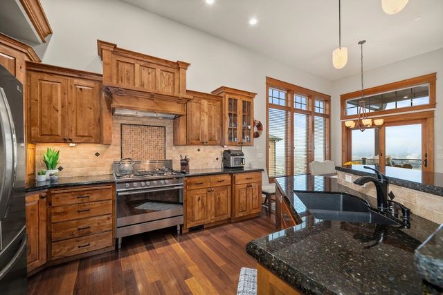 8926 E Courtview Ln, Spokane, WA 99217