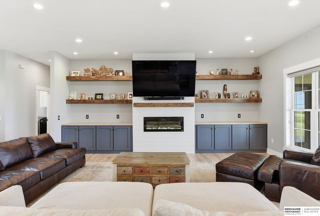 12262 Dumfries Avenue, Council Bluffs, IA 51503