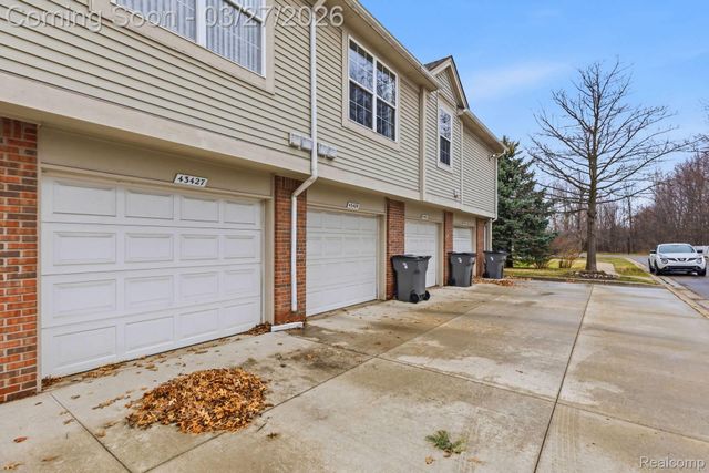 43427 Claremont Drive E, Clinton Charter Township, MI 48038