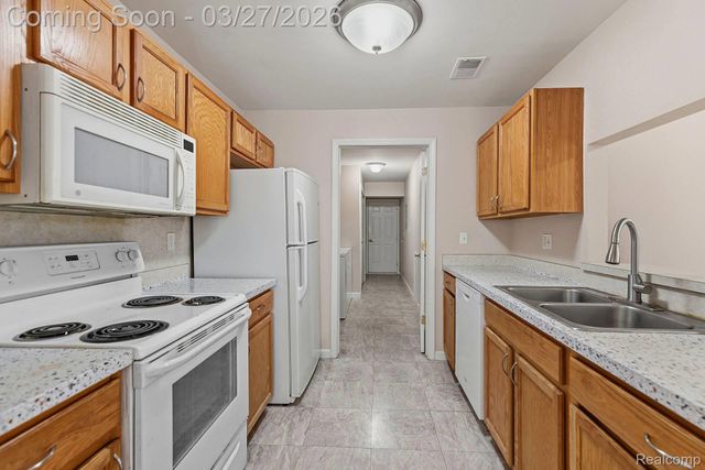 43427 Claremont Drive E, Clinton Charter Township, MI 48038