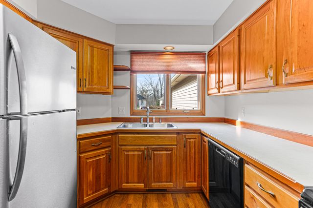 3020 Rivers Edge Drive, Wayne City, MI 48184