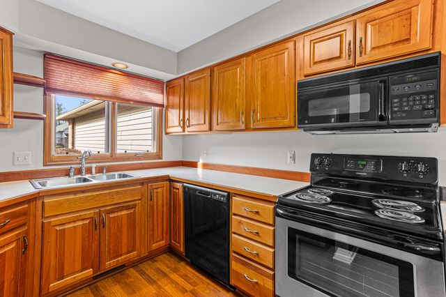 3020 Rivers Edge Drive, Wayne City, MI 48184