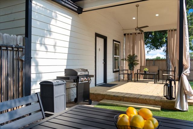 1803 N Winnetka Avenue, Dallas, TX 75208