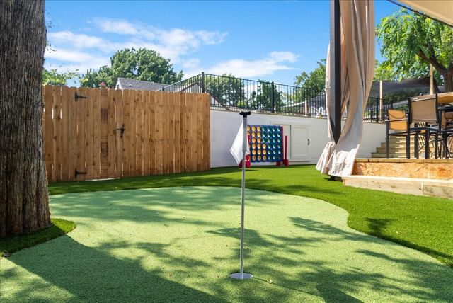 1803 N Winnetka Avenue, Dallas, TX 75208